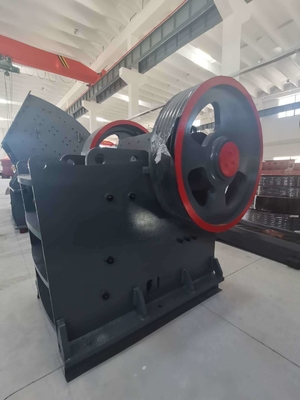 광산 분쇄는 스크린 플랜트 55kw 모터 전력으로 쉬운 턱 분쇄기를 만들었습니다.