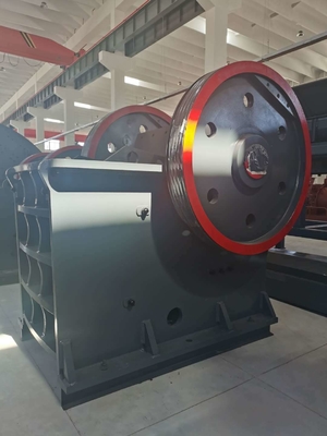 광산 분쇄는 스크린 플랜트 55kw 모터 전력으로 쉬운 턱 분쇄기를 만들었습니다.